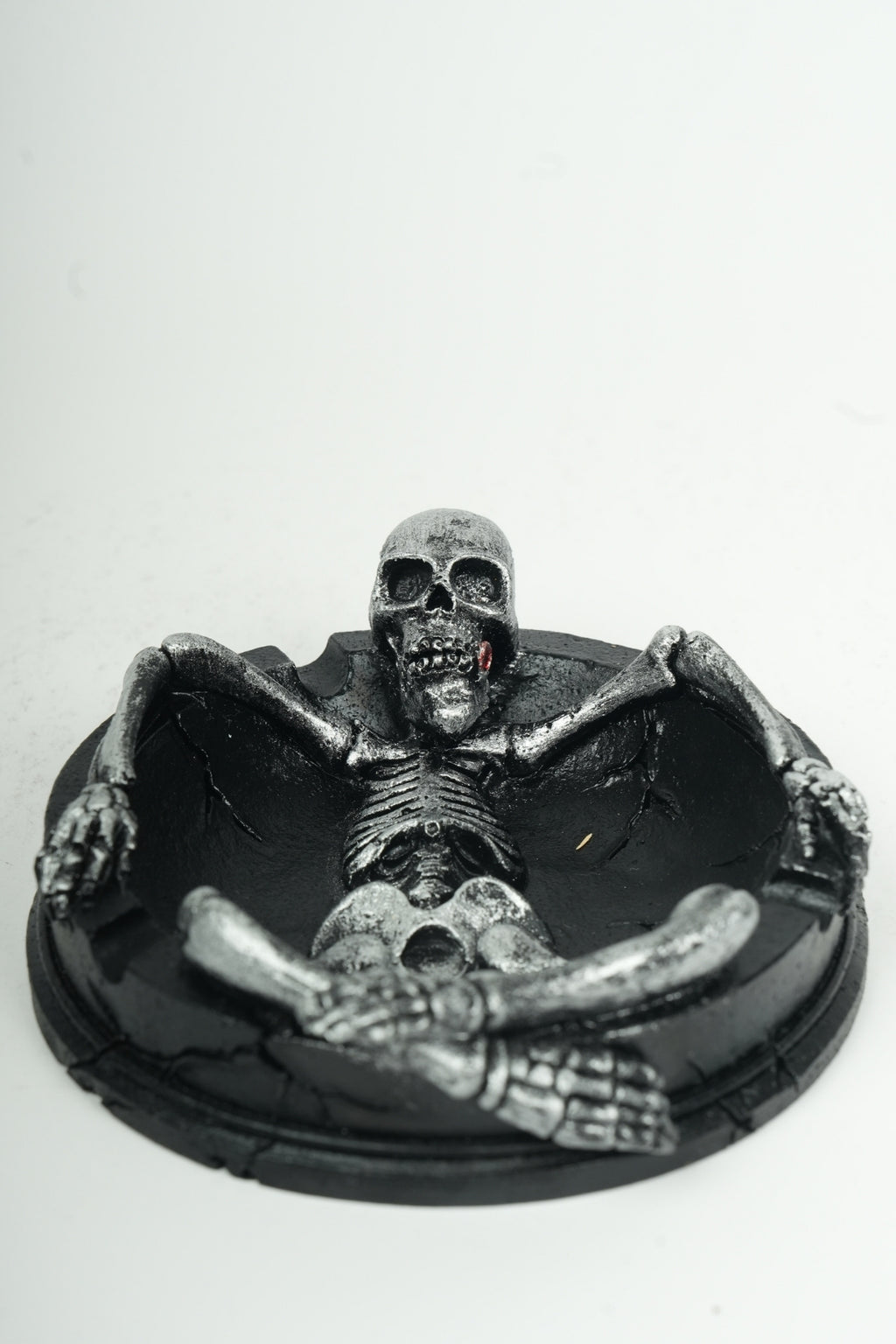 Skeleton Ashtray – Dark Decorative Design