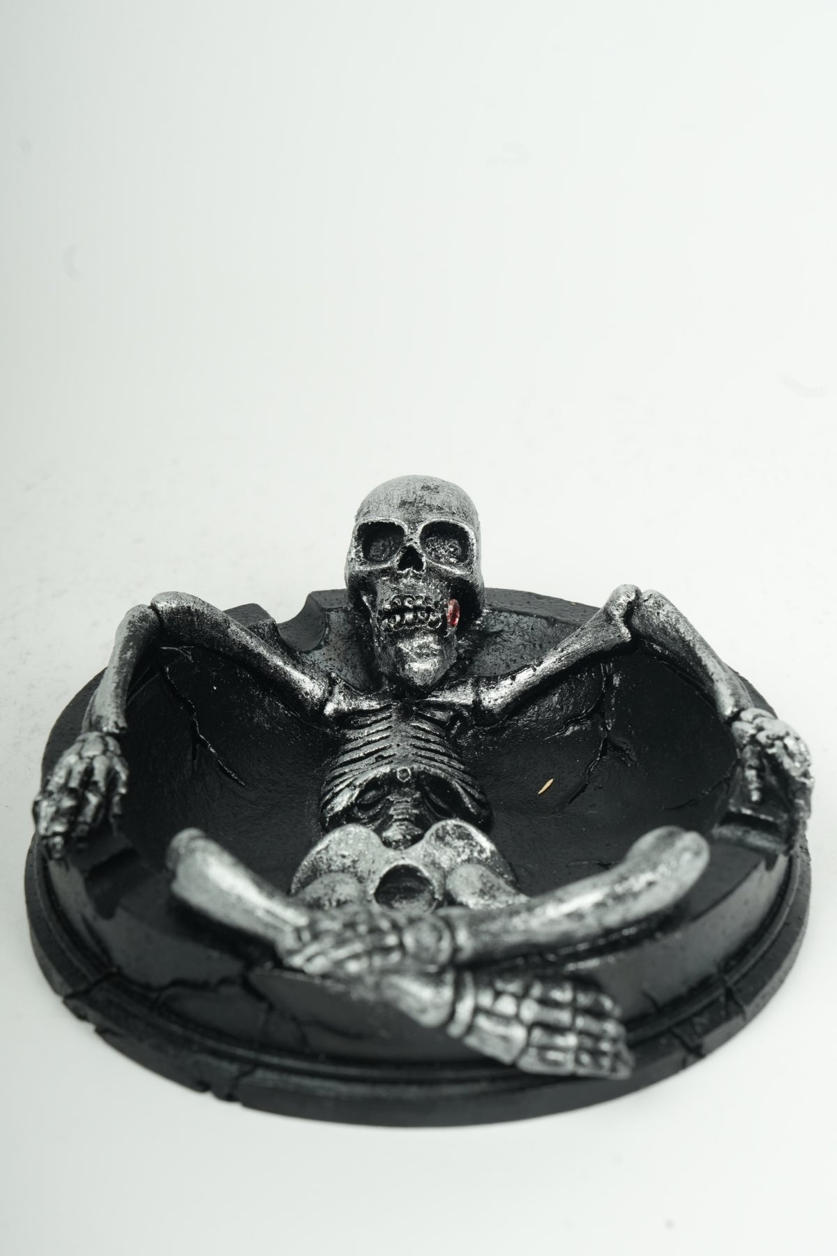 Skeleton Ashtray – Dark Decorative Design