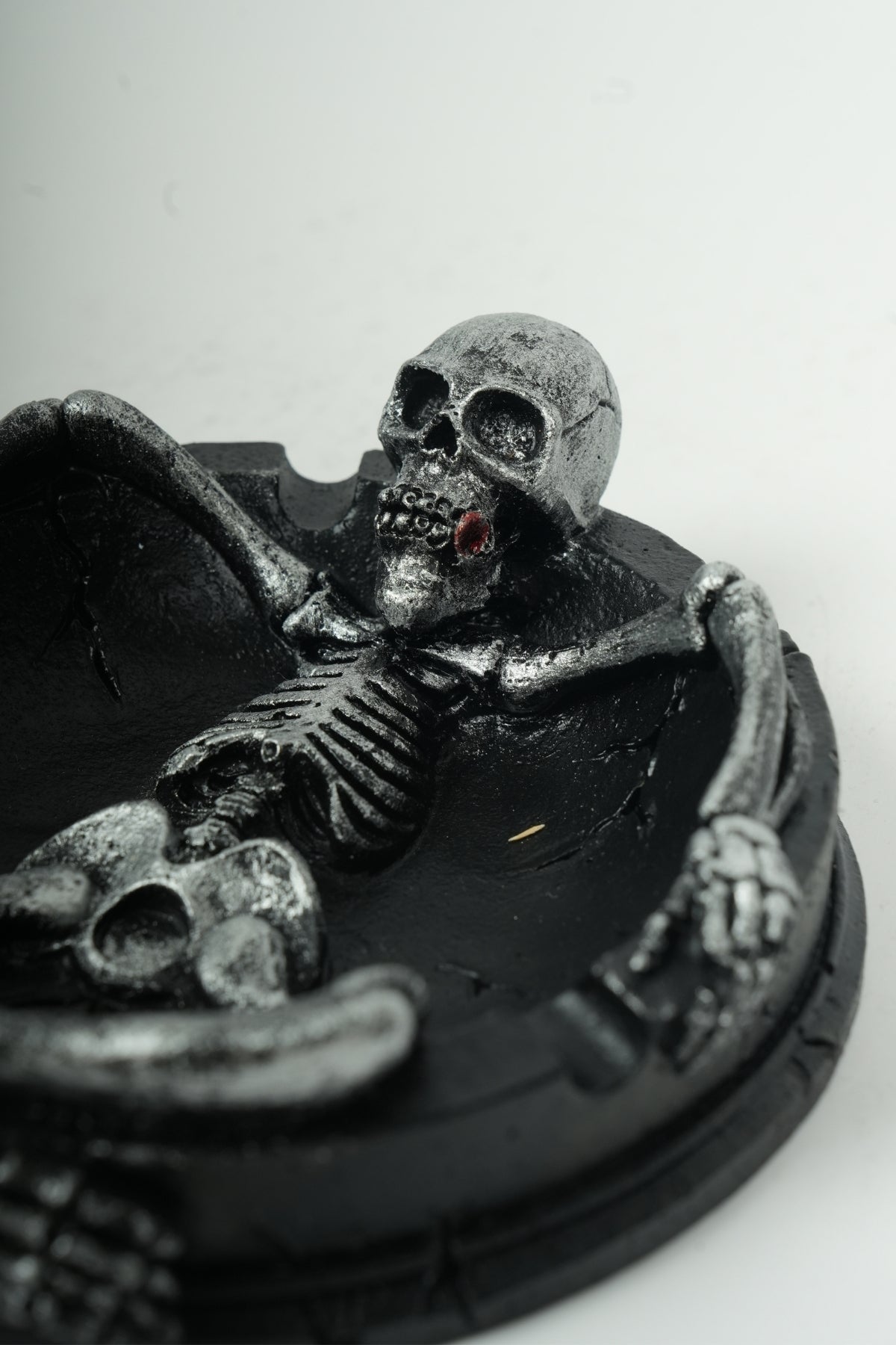 Skeleton Ashtray – Dark Decorative Design
