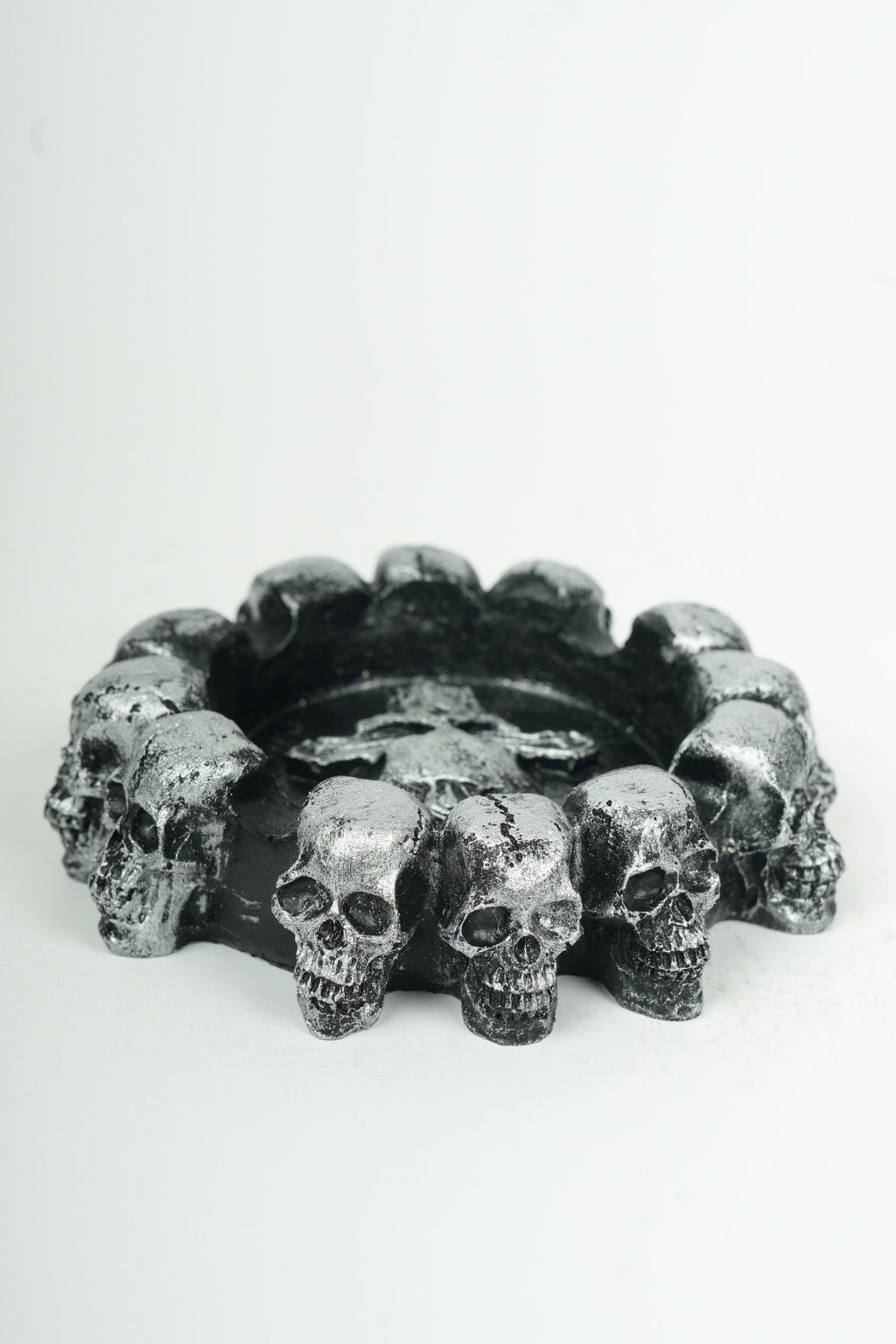 Skull Ring Ashtray Black – Gothic Decorative Design