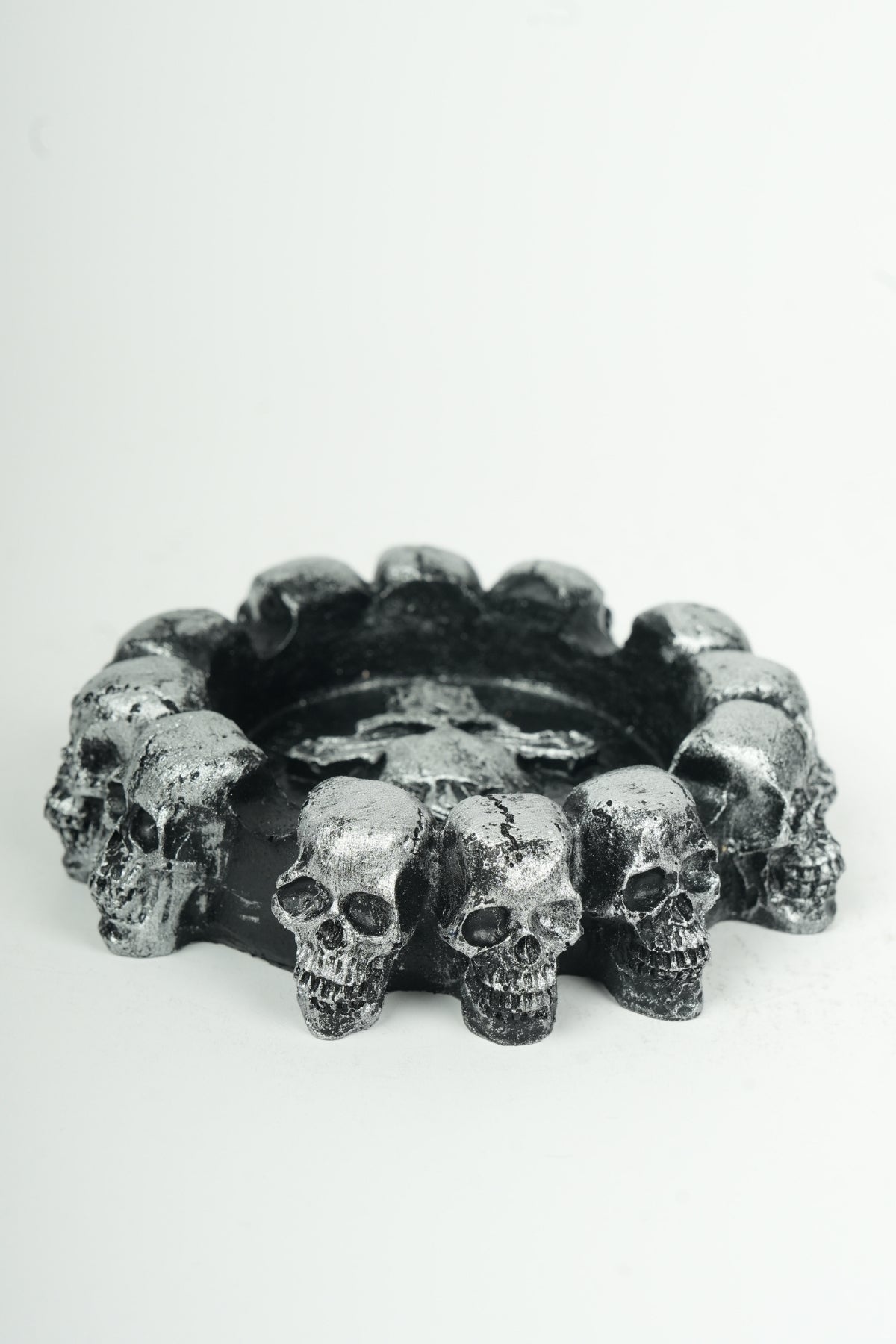 Skull Ring Ashtray Black – Gothic Decorative Design