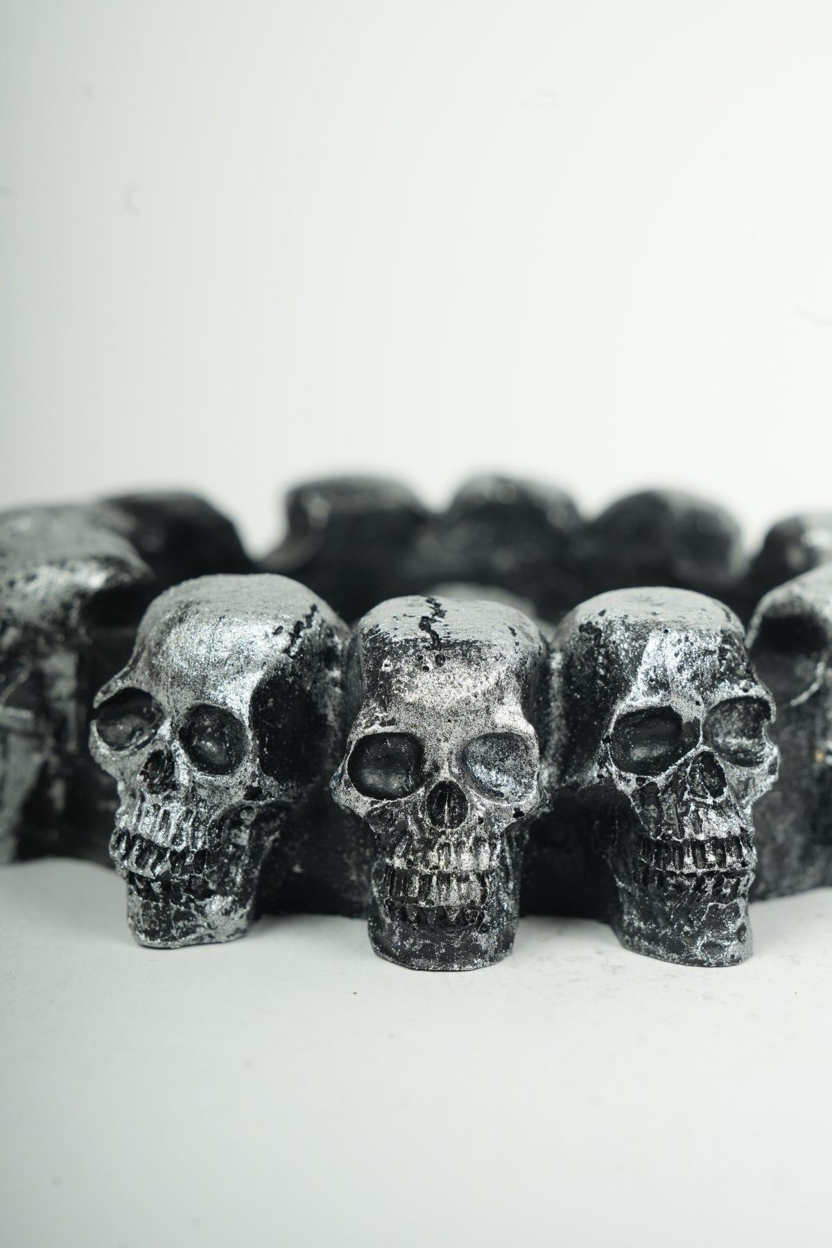 Skull Ring Ashtray Black – Gothic Decorative Design