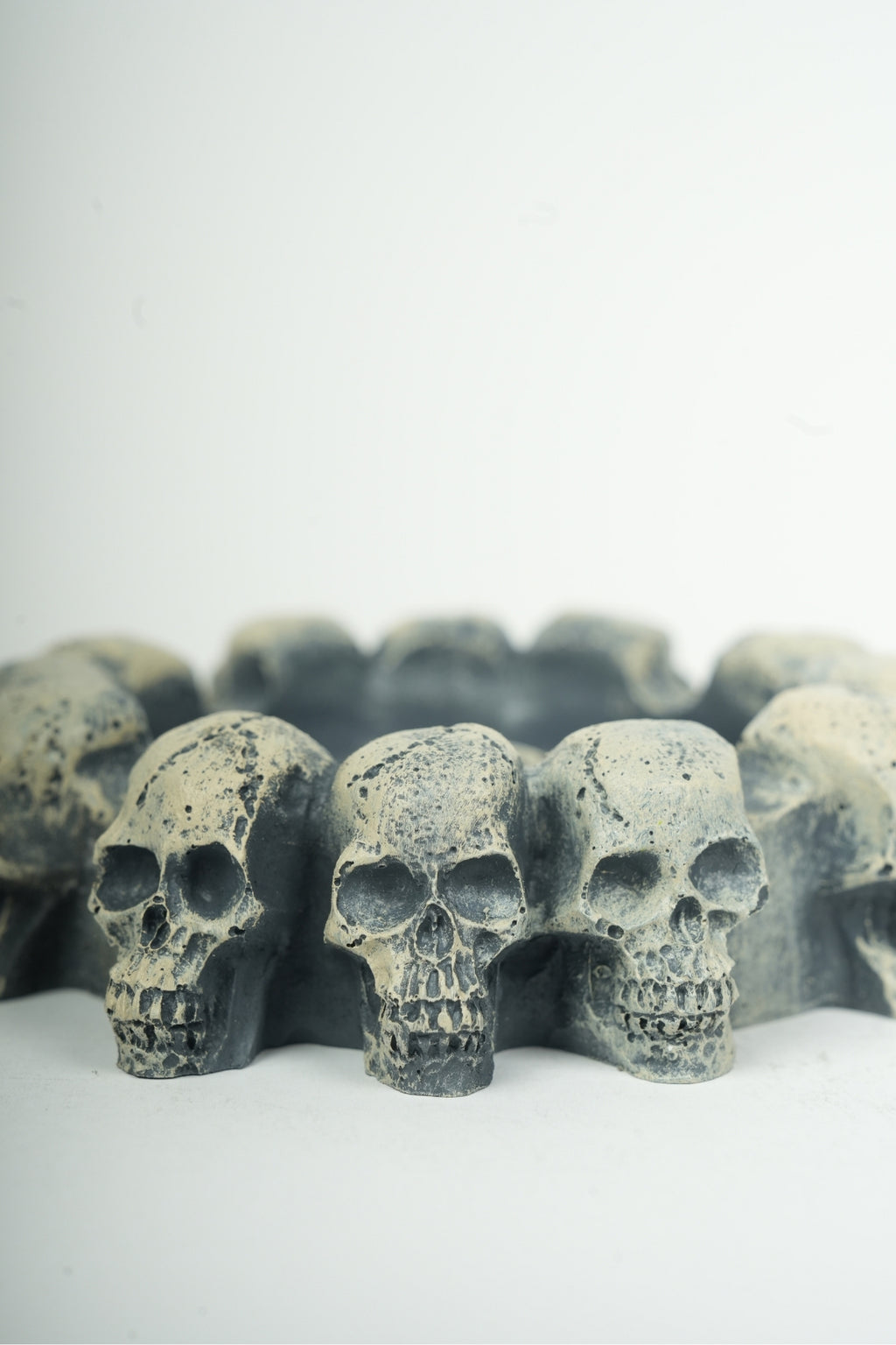 Skull Ring Ashtray Gray – Gothic Decorative Design