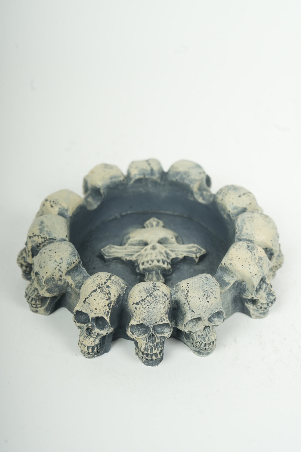 Skull Ring Ashtray Gray – Gothic Decorative Design
