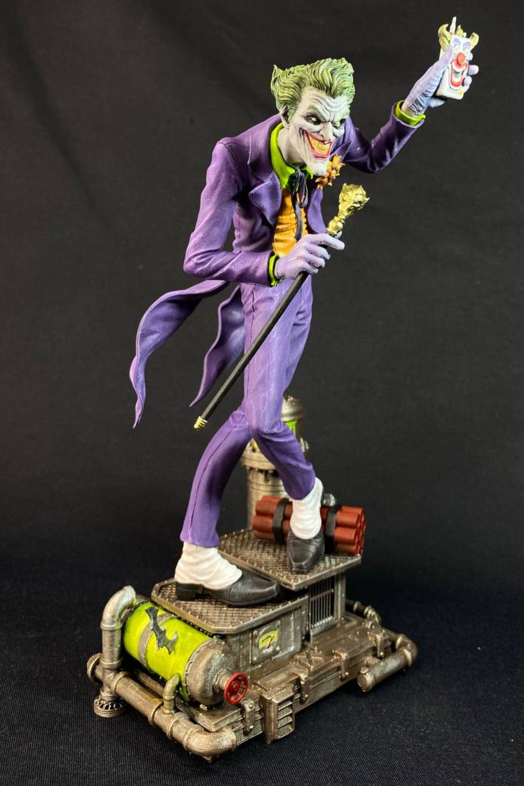 Maniac Clown Figure – Collector Display Statue