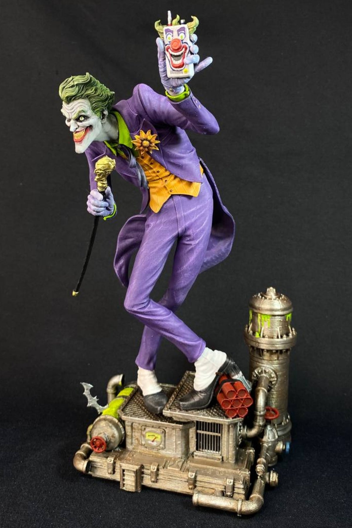 Maniac Clown Figure – Collector Display Statue