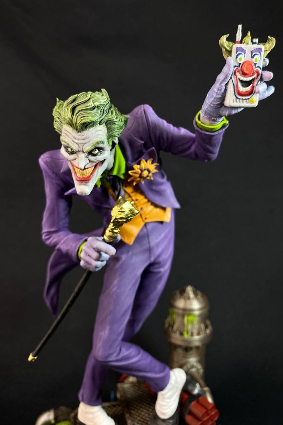 Maniac Clown Figure – Collector Display Statue