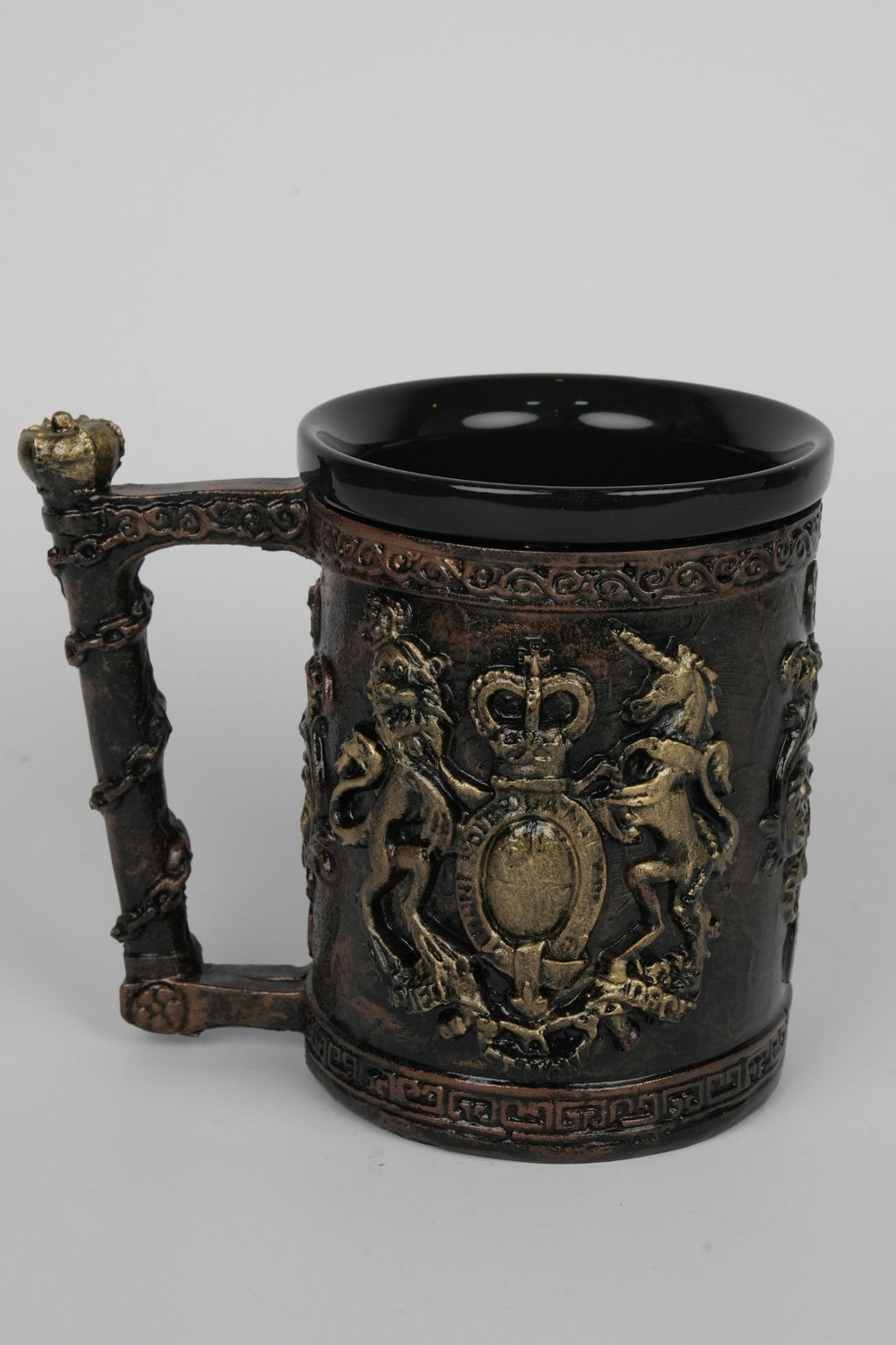 Royal Crest Mug – Vintage Kingdom Collectible Cup