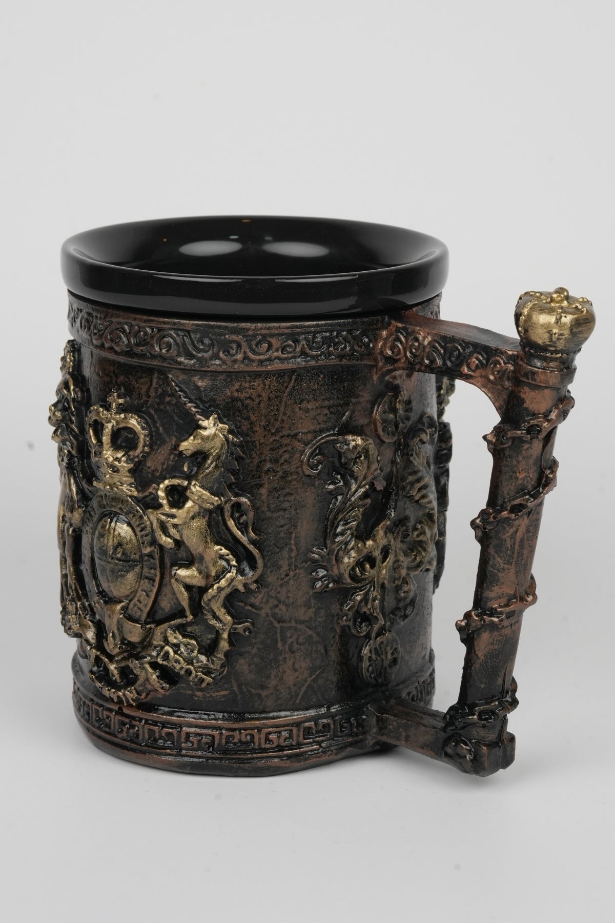 Royal Crest Mug – Vintage Kingdom Collectible Cup