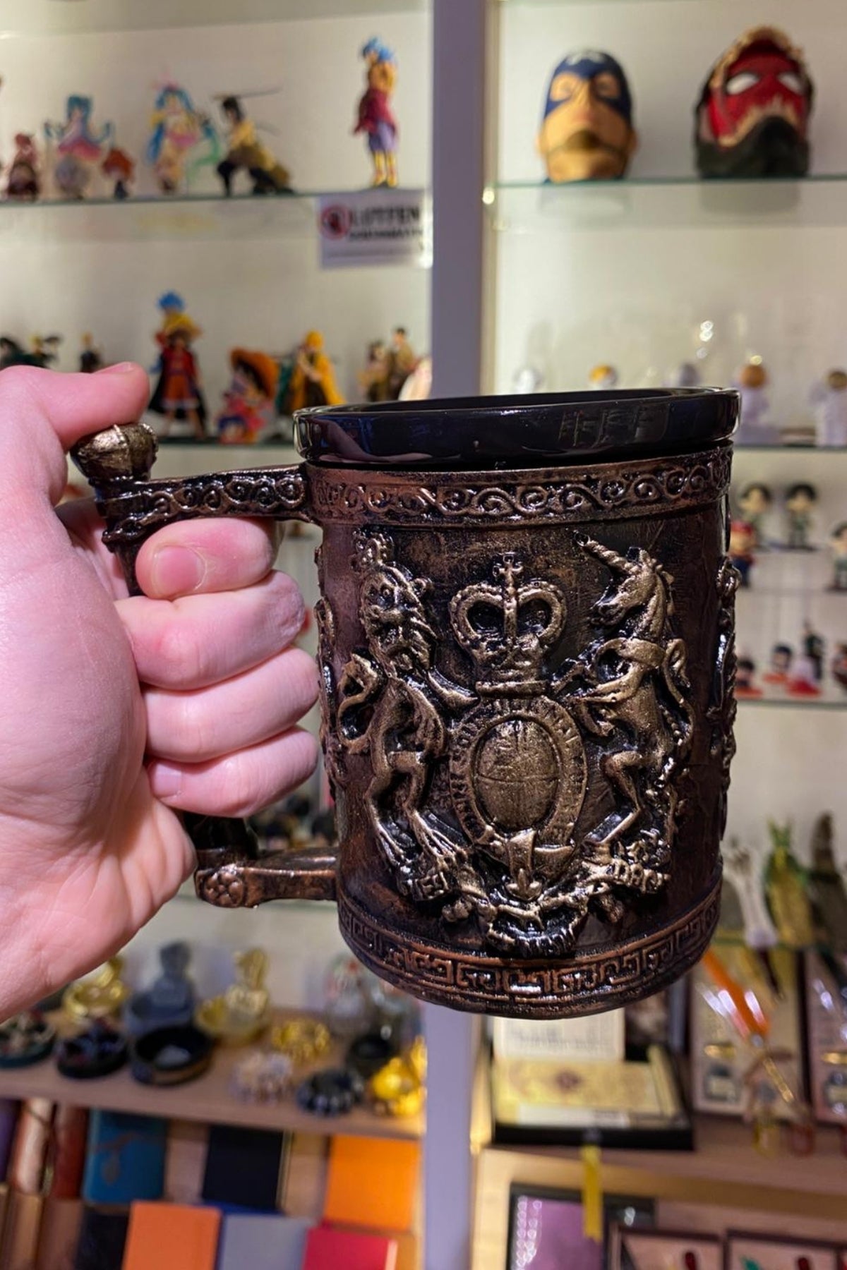 Royal Crest Mug – Vintage Kingdom Collectible Cup