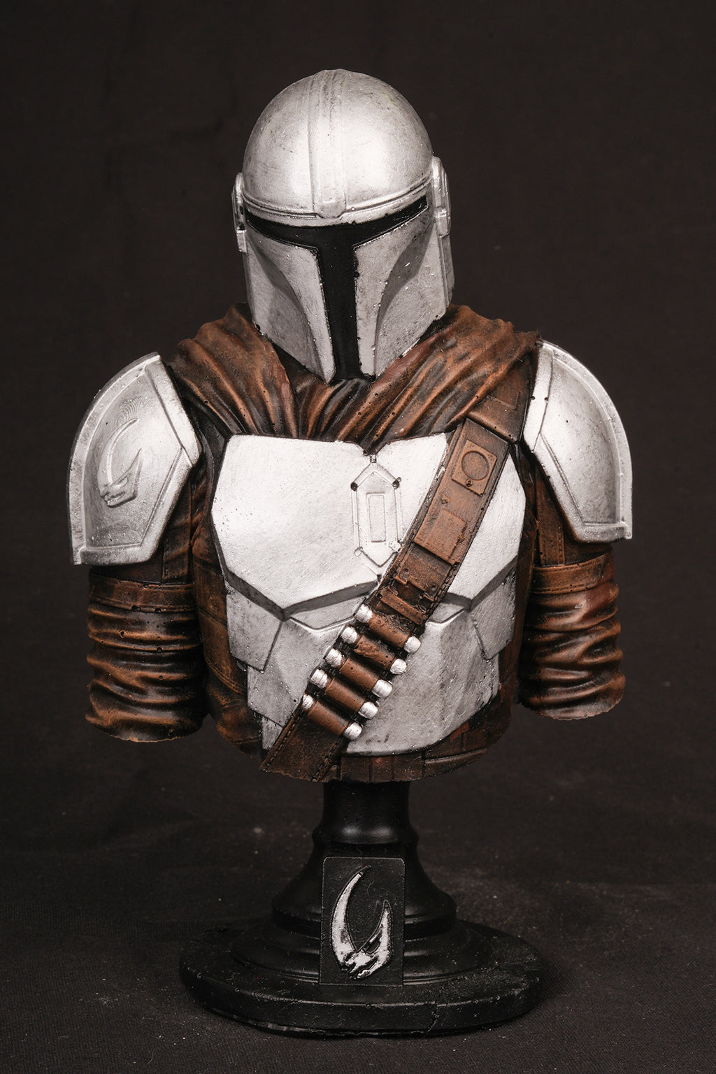 Galactic Bounty Hunter Bust Statue – Sci-Fi Armor Collectible Figure