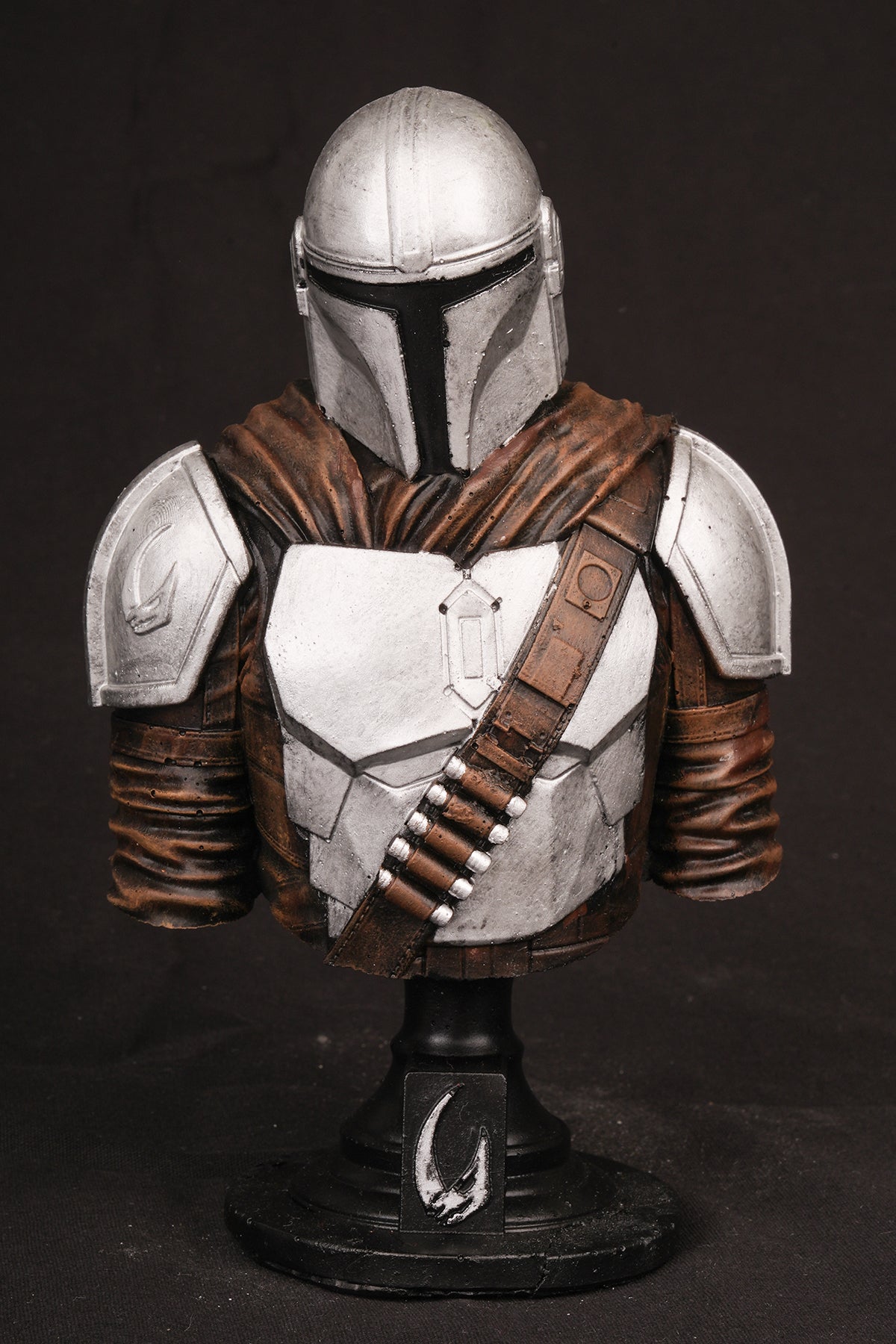 Galactic Bounty Hunter Bust Statue – Sci-Fi Armor Collectible Figure