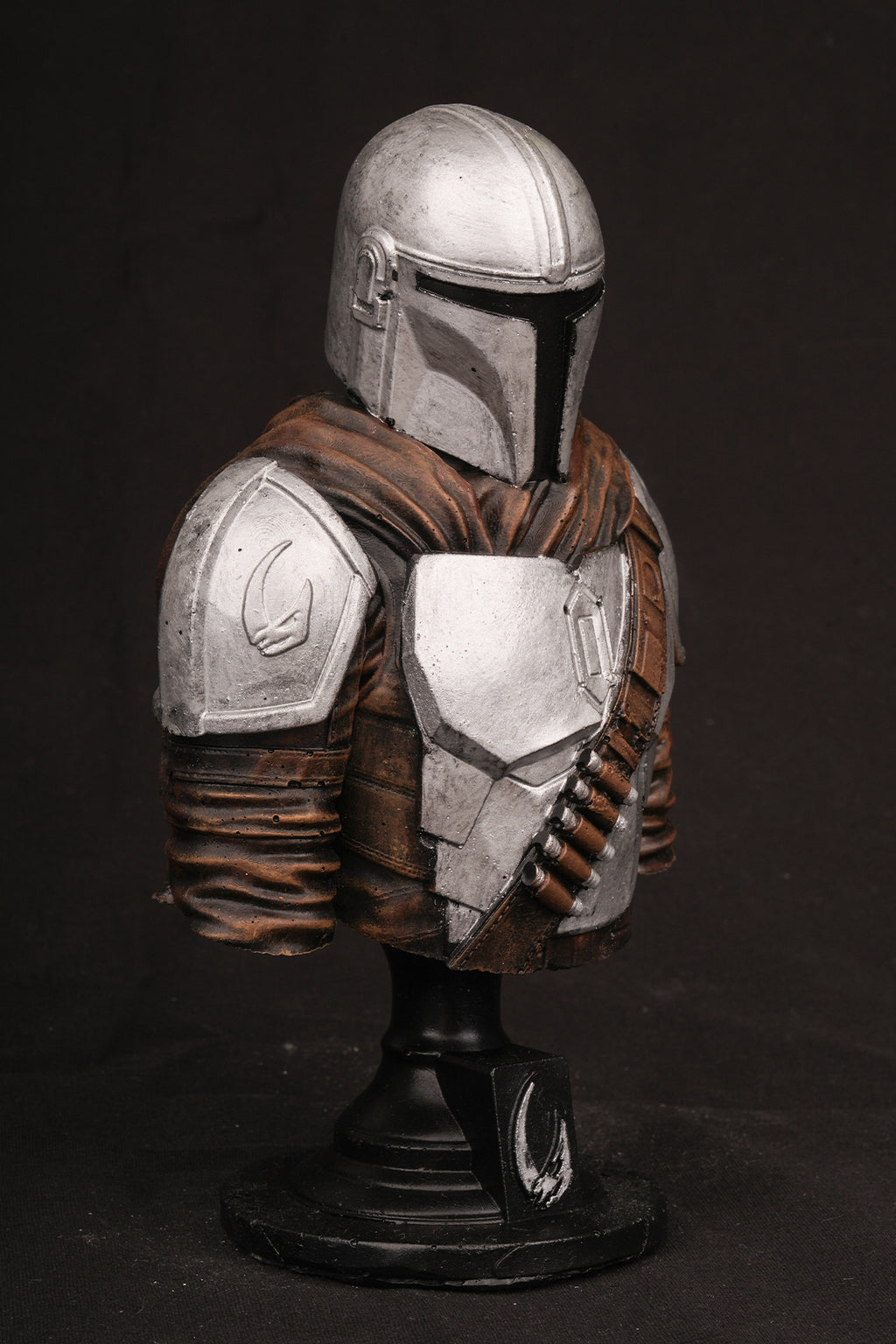 Galactic Bounty Hunter Bust Statue – Sci-Fi Armor Collectible Figure