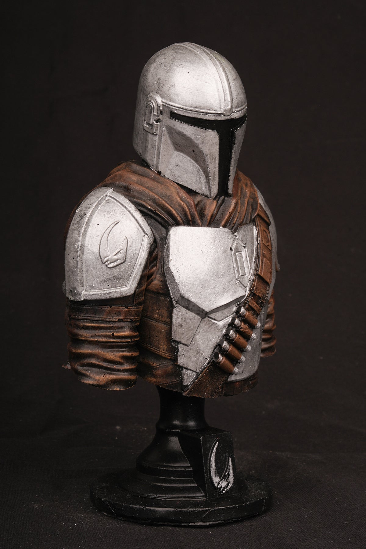 Galactic Bounty Hunter Bust Statue – Sci-Fi Armor Collectible Figure