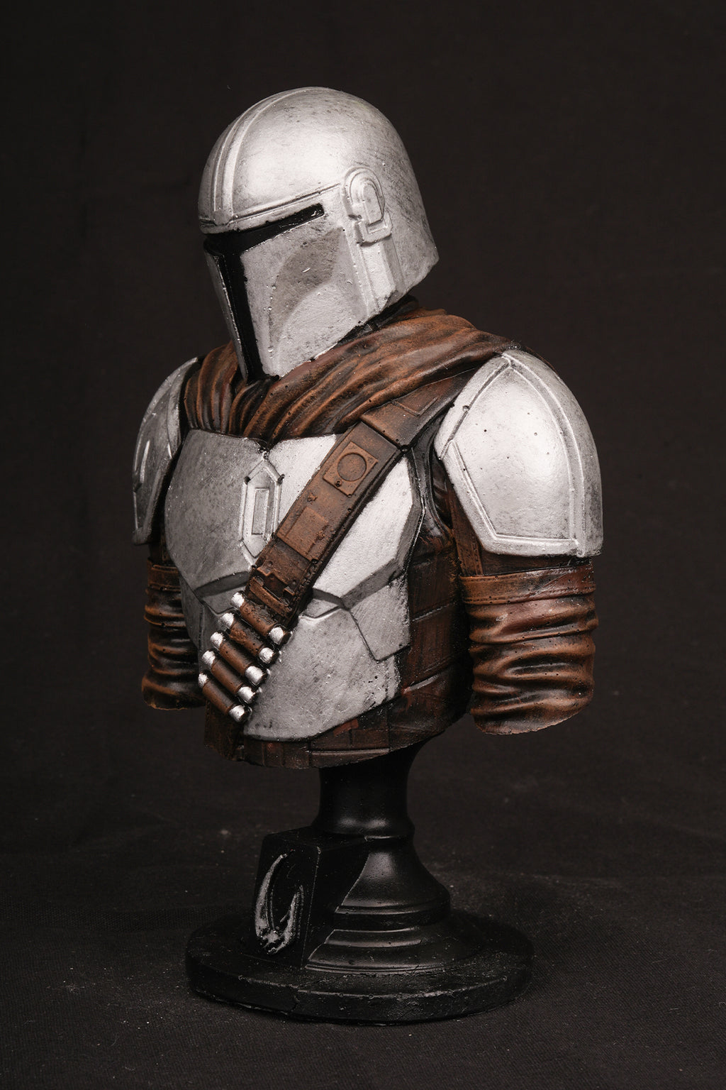 Galactic Bounty Hunter Bust Statue – Sci-Fi Armor Collectible Figure
