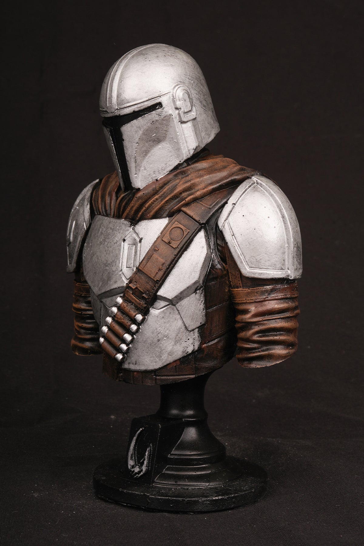 Galactic Bounty Hunter Bust Statue – Sci-Fi Armor Collectible Figure