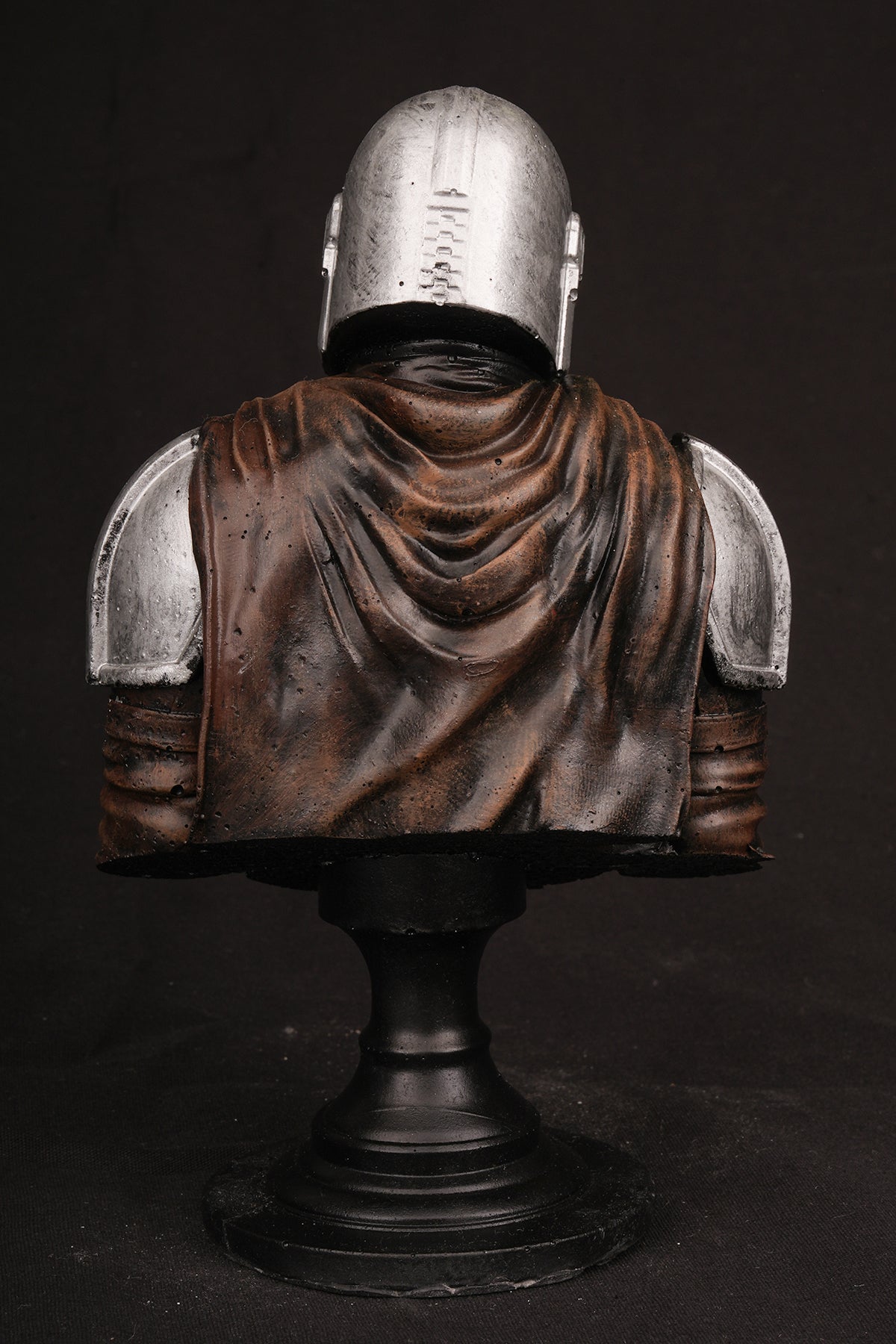 Galactic Bounty Hunter Bust Statue – Sci-Fi Armor Collectible Figure